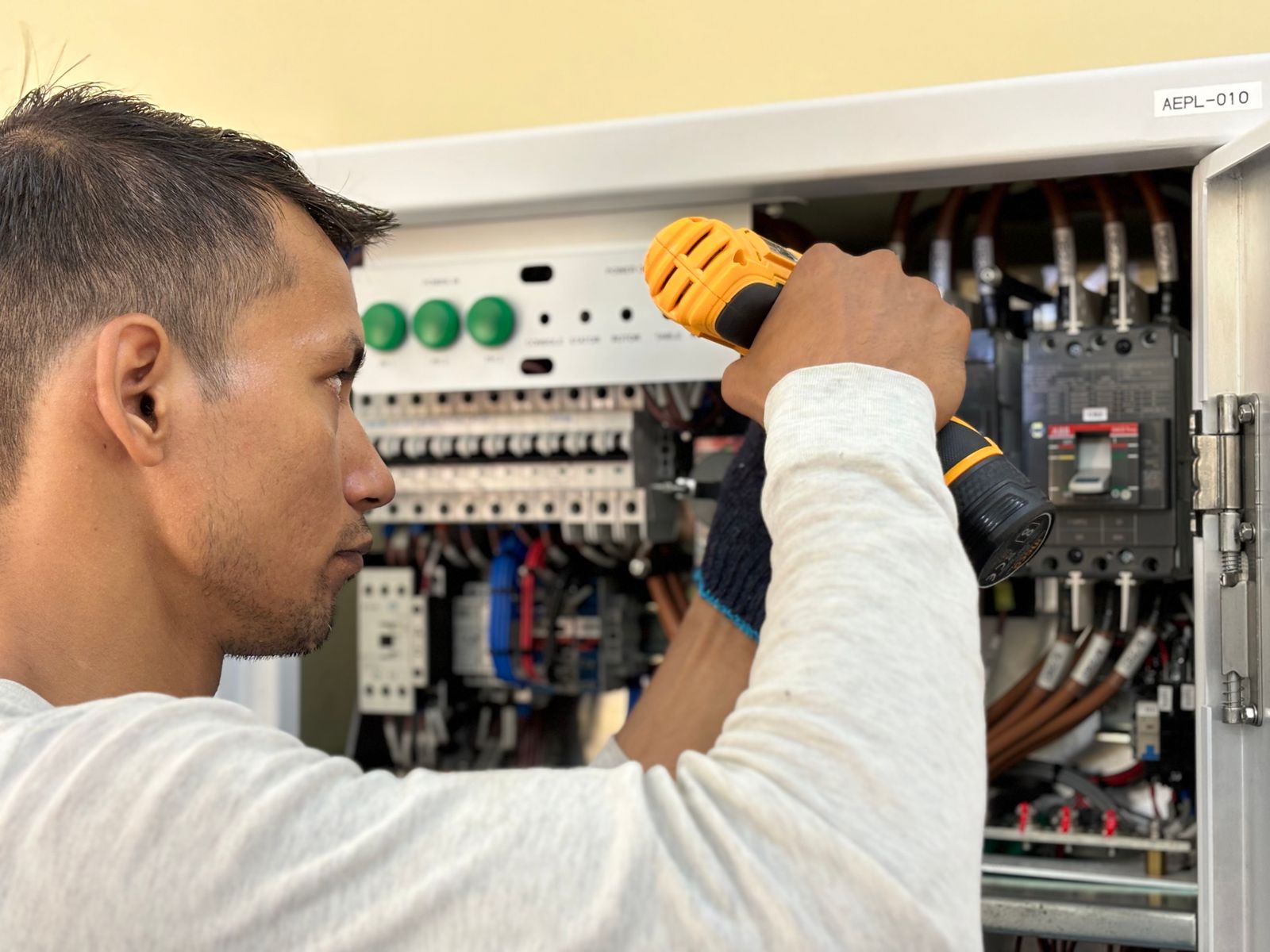 Técnico dando mantenimiento a un tablero eléctrico (foto ilustrativa)