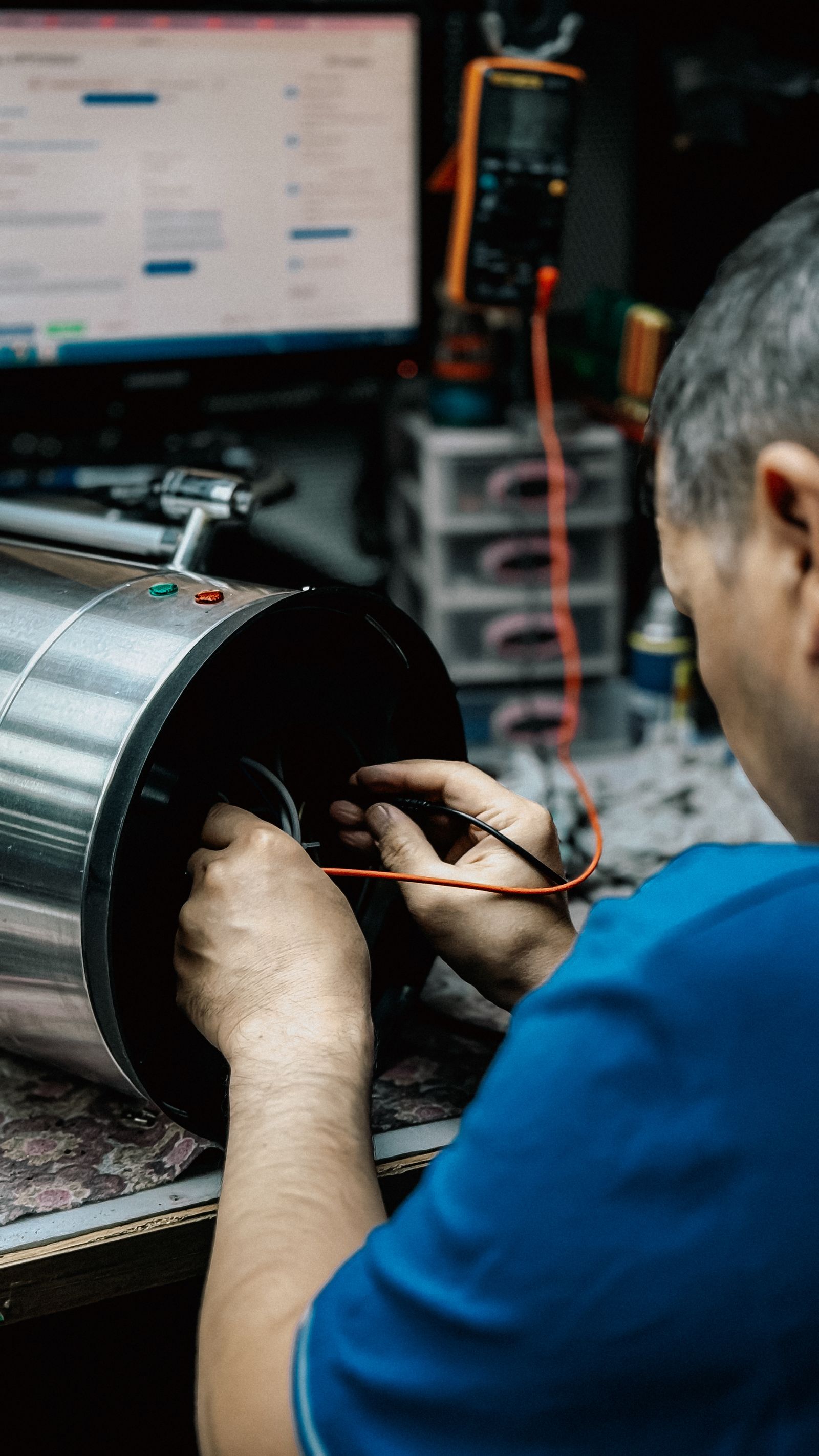 Técnico revisando equipo industrial en un taller (foto ilustrativa)